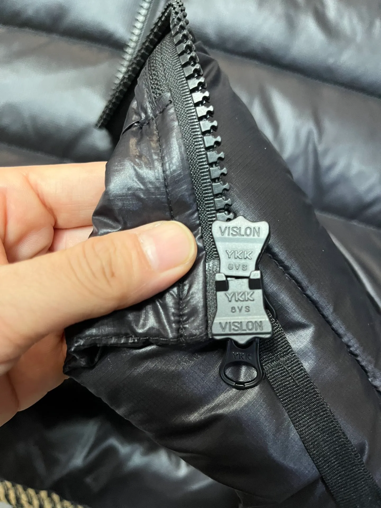 P940 Top 🔥purchase version 𝘾𝘼𝙉𝘼𝘿𝘼 𝙂𝙊𝙊𝙎𝙀/Canada Goose 2227 thin and light style. It’s super lightweight and doesn’t feel any weight on your upper body at all! Show more temperament‼  Canada Goose, a Canadian brand, has always been recognized as the warmest down jacket. Various Instagram celebrities, Internet celebrities, and celebrities often wear it for street photos. I make Canada Goose every year, but I still can’t get rid of my love for the goose. No matter how cold the winter is, there is no need to be afraid. Canada Goose is the legendary warmest down jacket and is known as a must-have for Arctic outdoor sports! The most popular down jacket in the world, celebrities are rushing to buy it, it is a must-have! Size: S-2XL Color: silver gray (red label) silver gray (black label), black (red label), black (black label), dark blue